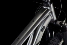 CUBE AIM SLX SLATEBLACK´N´BLACK 2025 – hardtail MTB bicikl u mat slateblack/crnoj boji, aluminijski okvir modernog sportskog dizajna, suptilni grafički detalji, 29” kotači i uravnotežena geometrija za rekreativnu i sportsku vožnju.