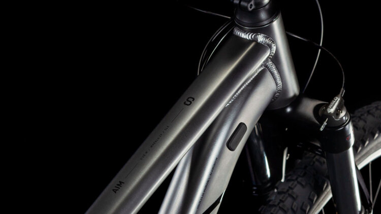 CUBE AIM SLX SLATEBLACK´N´BLACK 2025 – hardtail MTB bicikl u mat slateblack/crnoj boji, aluminijski okvir modernog sportskog dizajna, suptilni grafički detalji, 29” kotači i uravnotežena geometrija za rekreativnu i sportsku vožnju.