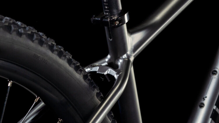 CUBE AIM SLX SLATEBLACK´N´BLACK 2025 – hardtail MTB bicikl u mat slateblack/crnoj boji, aluminijski okvir modernog sportskog dizajna, suptilni grafički detalji, 29” kotači i uravnotežena geometrija za rekreativnu i sportsku vožnju.