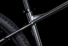 CUBE AIM SLX SLATEBLACK´N´BLACK 2025 – hardtail MTB bicikl u mat slateblack/crnoj boji, aluminijski okvir modernog sportskog dizajna, suptilni grafički detalji, 29” kotači i uravnotežena geometrija za rekreativnu i sportsku vožnju.