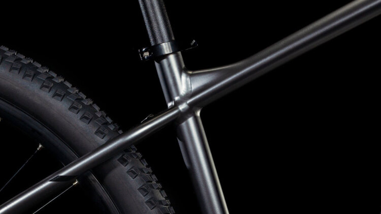 CUBE AIM SLX SLATEBLACK´N´BLACK 2025 – hardtail MTB bicikl u mat slateblack/crnoj boji, aluminijski okvir modernog sportskog dizajna, suptilni grafički detalji, 29” kotači i uravnotežena geometrija za rekreativnu i sportsku vožnju.