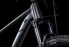 CUBE AIM SLX SLATEBLACK´N´BLACK 2025 – hardtail MTB bicikl u mat slateblack/crnoj boji, aluminijski okvir modernog sportskog dizajna, suptilni grafički detalji, 29” kotači i uravnotežena geometrija za rekreativnu i sportsku vožnju.