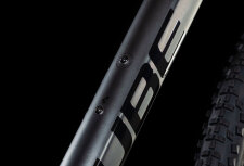 CUBE AIM SLX SLATEBLACK´N´BLACK 2025 – hardtail MTB bicikl u mat slateblack/crnoj boji, aluminijski okvir modernog sportskog dizajna, suptilni grafički detalji, 29” kotači i uravnotežena geometrija za rekreativnu i sportsku vožnju.