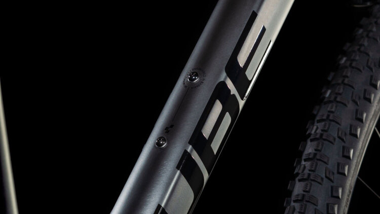 CUBE AIM SLX SLATEBLACK´N´BLACK 2025 – hardtail MTB bicikl u mat slateblack/crnoj boji, aluminijski okvir modernog sportskog dizajna, suptilni grafički detalji, 29” kotači i uravnotežena geometrija za rekreativnu i sportsku vožnju.