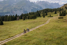 CUBE AIM SLX SLATEBLACK´N´BLACK 2025 – hardtail MTB bicikl u mat slateblack/crnoj boji, aluminijski okvir modernog sportskog dizajna, suptilni grafički detalji, 29” kotači i uravnotežena geometrija za rekreativnu i sportsku vožnju.