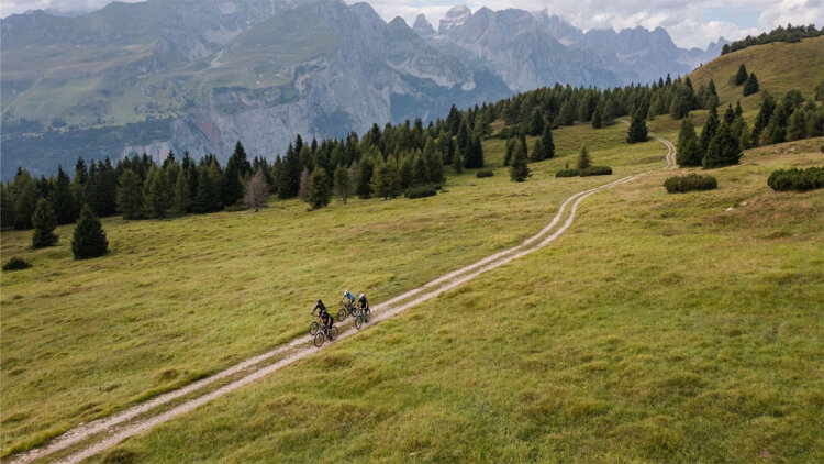 CUBE AIM SLX SLATEBLACK´N´BLACK 2025 – hardtail MTB bicikl u mat slateblack/crnoj boji, aluminijski okvir modernog sportskog dizajna, suptilni grafički detalji, 29” kotači i uravnotežena geometrija za rekreativnu i sportsku vožnju.