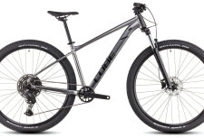 CUBE AIM SLX SLATEBLACK´N´BLACK 2025 – hardtail MTB bicikl u mat slateblack/crnoj boji, aluminijski okvir modernog sportskog dizajna, suptilni grafički detalji, 29” kotači i uravnotežena geometrija za rekreativnu i sportsku vožnju.