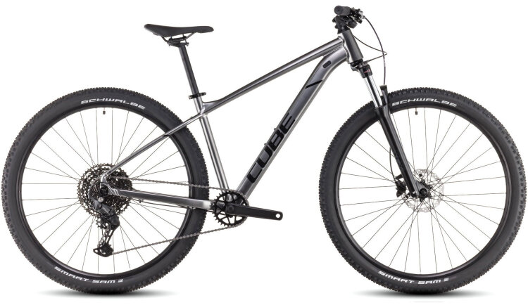 CUBE AIM SLX SLATEBLACK´N´BLACK 2025 – hardtail MTB bicikl u mat slateblack/crnoj boji, aluminijski okvir modernog sportskog dizajna, suptilni grafički detalji, 29” kotači i uravnotežena geometrija za rekreativnu i sportsku vožnju.