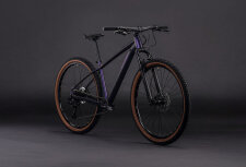 CUBE ATTENTION SLX PURPLEGALAXY´N´BLACK 2026 – hardtail MTB bicikl u purplegalaxy i crnoj boji, aluminijski okvir modernog sportskog dizajna, atraktivni grafički detalji, 29” kotači i uravnotežena geometrija za rekreativnu i sportsku vožnju.