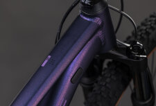 CUBE ATTENTION SLX PURPLEGALAXY´N´BLACK 2026 – hardtail MTB bicikl u purplegalaxy i crnoj boji, aluminijski okvir modernog sportskog dizajna, atraktivni grafički detalji, 29” kotači i uravnotežena geometrija za rekreativnu i sportsku vožnju.