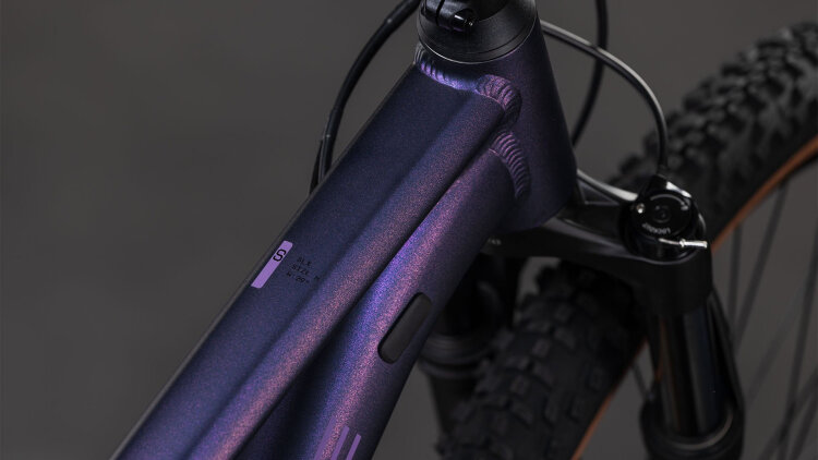 CUBE ATTENTION SLX PURPLEGALAXY´N´BLACK 2026 – hardtail MTB bicikl u purplegalaxy i crnoj boji, aluminijski okvir modernog sportskog dizajna, atraktivni grafički detalji, 29” kotači i uravnotežena geometrija za rekreativnu i sportsku vožnju.