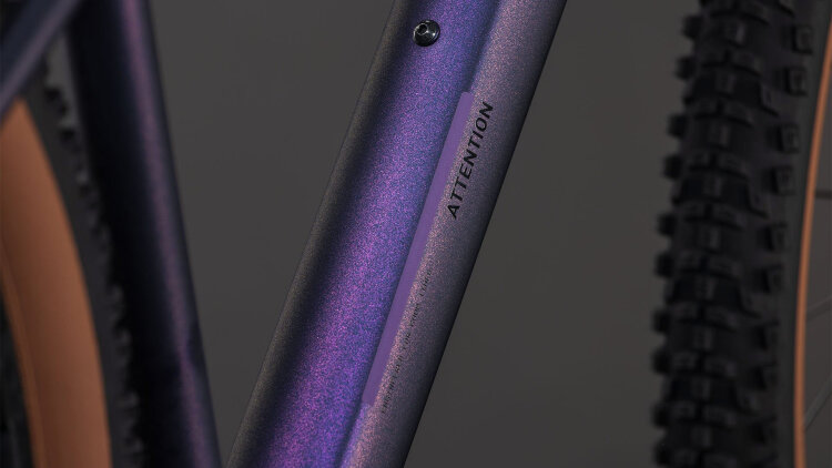 CUBE ATTENTION SLX PURPLEGALAXY´N´BLACK 2026 – hardtail MTB bicikl u purplegalaxy i crnoj boji, aluminijski okvir modernog sportskog dizajna, atraktivni grafički detalji, 29” kotači i uravnotežena geometrija za rekreativnu i sportsku vožnju.