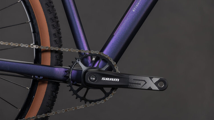 CUBE ATTENTION SLX PURPLEGALAXY´N´BLACK 2026 – hardtail MTB bicikl u purplegalaxy i crnoj boji, aluminijski okvir modernog sportskog dizajna, atraktivni grafički detalji, 29” kotači i uravnotežena geometrija za rekreativnu i sportsku vožnju.