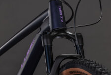 CUBE ATTENTION SLX PURPLEGALAXY´N´BLACK 2026 – hardtail MTB bicikl u purplegalaxy i crnoj boji, aluminijski okvir modernog sportskog dizajna, atraktivni grafički detalji, 29” kotači i uravnotežena geometrija za rekreativnu i sportsku vožnju.