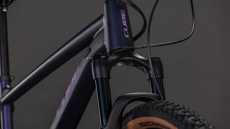 CUBE ATTENTION SLX PURPLEGALAXY´N´BLACK 2026 – hardtail MTB bicikl u purplegalaxy i crnoj boji, aluminijski okvir modernog sportskog dizajna, atraktivni grafički detalji, 29” kotači i uravnotežena geometrija za rekreativnu i sportsku vožnju.