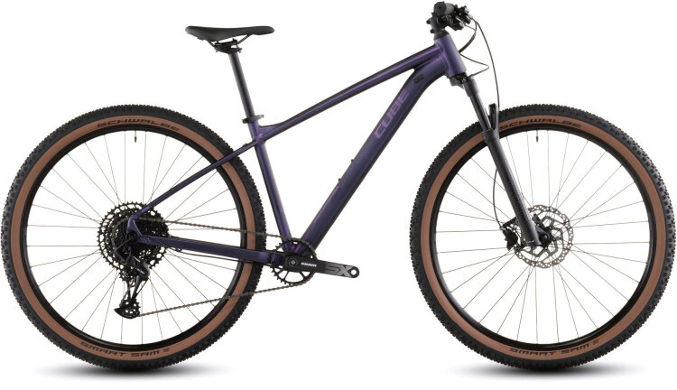 CUBE ATTENTION SLX PURPLEGALAXY´N´BLACK 2026 – hardtail MTB bicikl u purplegalaxy i crnoj boji, aluminijski okvir modernog sportskog dizajna, atraktivni grafički detalji, 29” kotači i uravnotežena geometrija za rekreativnu i sportsku vožnju.