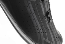 Karbonom ojačane cestovne cipele za maksimalnu učinkovitost